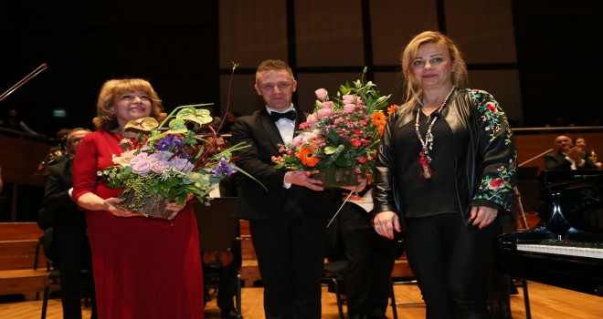 İdil Biret’ten gazetecilere eşsiz armağan