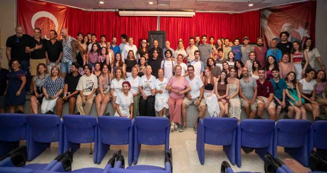 ''Tiyatro Yeniden Kendini Yaratabilir mi?''