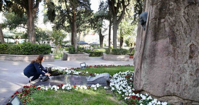 Başkan Ünsal’ın ilk ziyareti Zübeyde Hanım’a