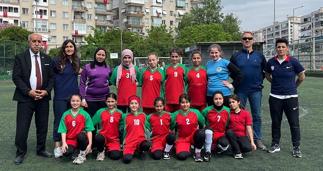 Karşıyaka İmam Hatip'in kızları galibiyetle başladı