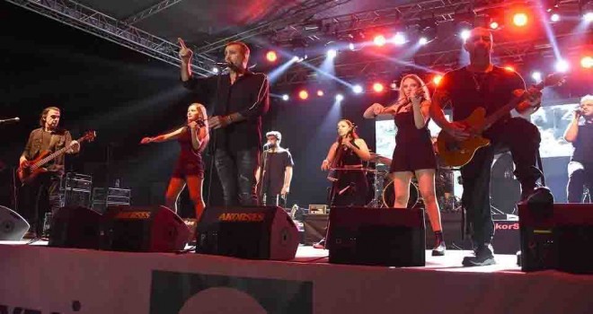 Haluk Levent Foça'da gönülleri fethetti