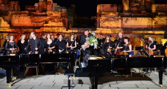 Efes Antik Tiyatro'da yağmur sürprizi