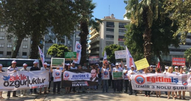 Eğitim-İş İzmir 3 No'lu şubeden Karşıyaka Milli Eğitim Müdürlüğü önünde basın açıklaması