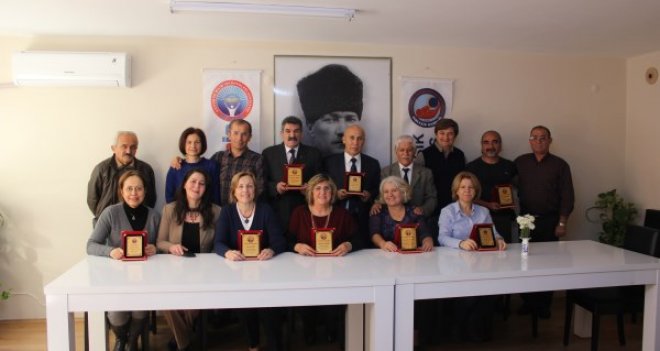Eğitim-İş'ten emekli öğretmenlere plaket