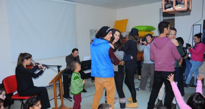 Eğitmenler sahneye çıktı çocuklar keyifle izledi