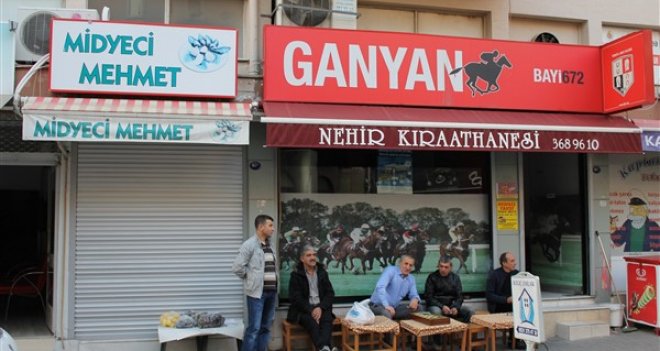 Elektrik kesildi, esnaf kapıda kaldı