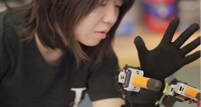 Elinizde fazladan iki parmağa ne dersiniz?