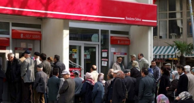 EMEKLİLERİN MERAKLİ BEKLEYİŞİ