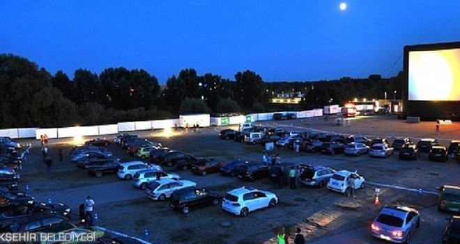 En uzun gecede arabalı sinema keyfi