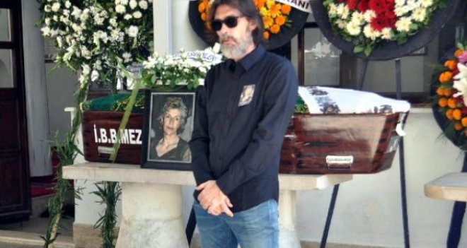 Erdal Beşikçioğlu annesini İzmir'de sonsuzluğa uğurladı