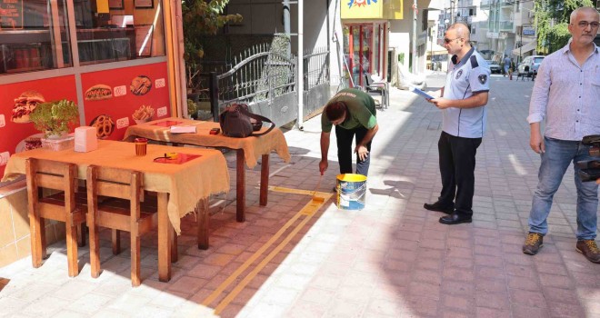 Konak’ta kaldırım işgaline sarı çizgi