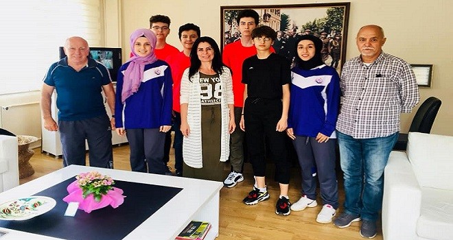 Şampiyonlar, Karşıyaka Halk Eğitim Müdürü'nü ziyaret etti