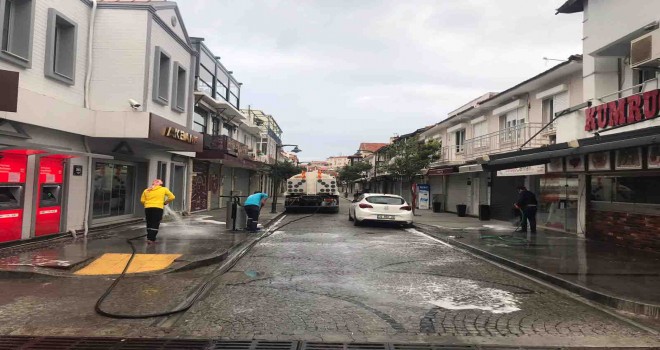Çeşme Koronavirüse karşı köpüklerle yıkandı