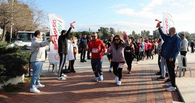 Karşıyaka'da sevdikleriyle el ele koştular