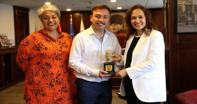 Karşıyaka Belediye Tiyatrosu oyuncusu Önür'e ödül