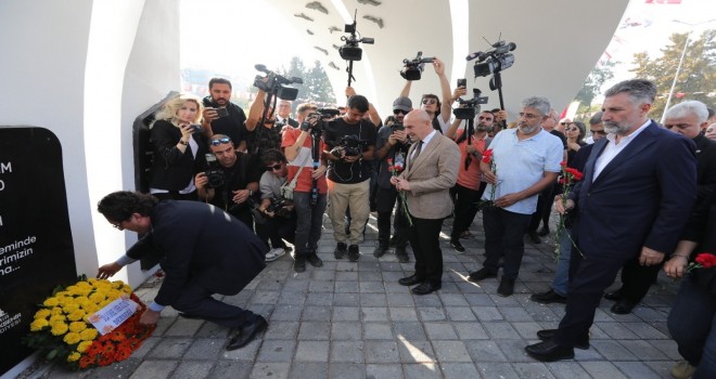 30 Ekim depreminde hayatını kaybedenler için iki ayrı tören