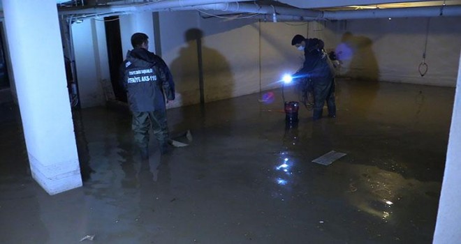 Sağanak nedeniyle Karşıyaka'da bazı evlere su bastı