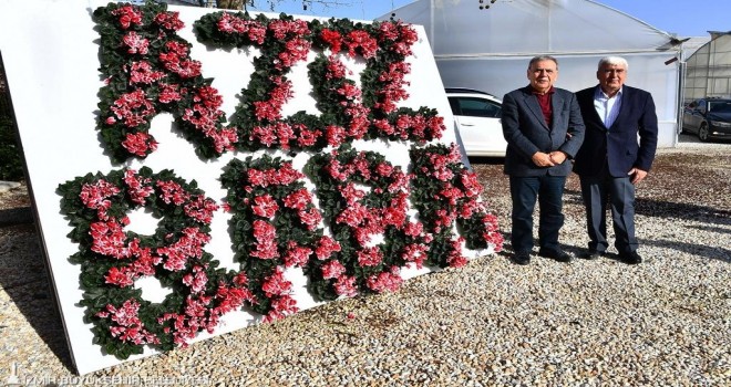 Çiçeklerle ''Aziz Baba'' yazdılar...