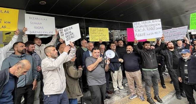 Karşıyaka Belediyesi önünde pazarcılardan eylem