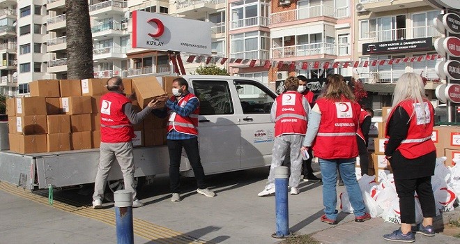 Kızılay Karşıyaka Şubesi gün boyu hizmet dağıttı