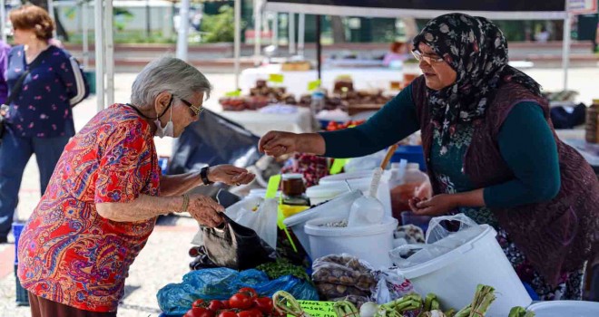 Karşıyaka’da atalık tohumların mahsulleri tezgahları süsledi