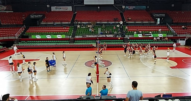 Karşıyaka, Etendim Mustafa Voleybol Turnuvası'na galibiyetle başladı