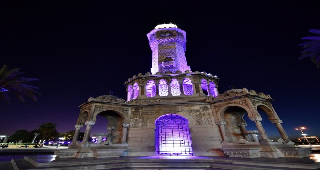 Saat Kulesi mora bürünüyor