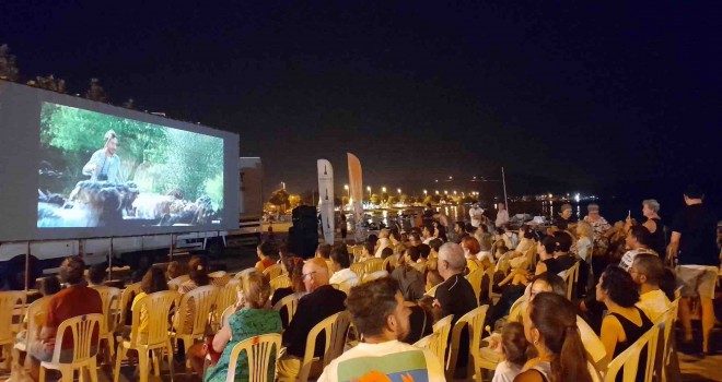 Açık havada sinema keyfi devam ediyor