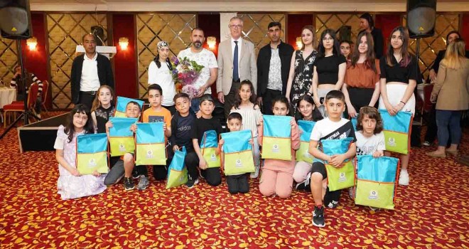 Gaziemir'de 7 ilden 135 çocuğun katıldığı 23 Nisan Çocuk Şenliği başladı