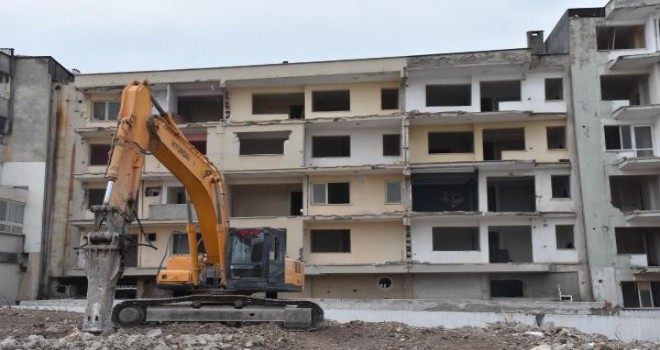 Bostanlı'daki eğik binalardan 6'sı yıkıldı