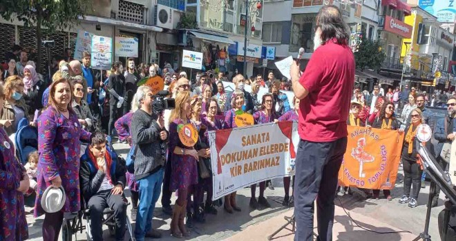 İzmir'de Dünya Tiyatro Günü coşkuyla kutlandı