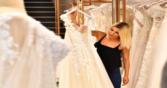 ​İzmir esnafı “Biz Varız” kampanyasına gelinlik ve nişan kıyafeti bağışladı