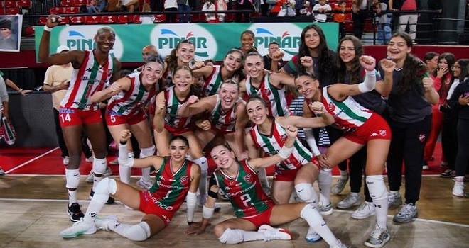 Karşıyaka voleyboldan giden gidene...