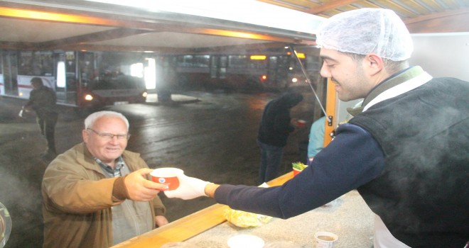 Menderes Belediyesi’nden sıcak çorba ikramı