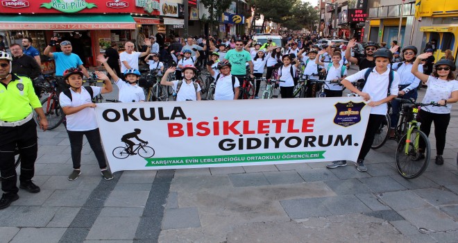 Karşıyaka Evin Leblebicioğlu Ortaokulu öğrencileri okullarına bisikletleriyle gitti