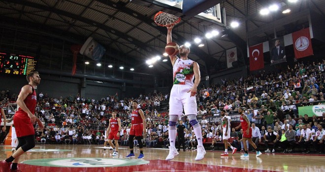 Pınar Karşıyaka liderliğini sürdürmek istiyor