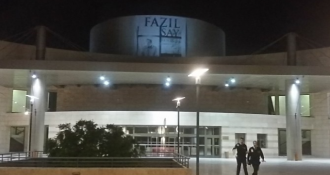 Fazıl Say konserini elinde satırla bastı