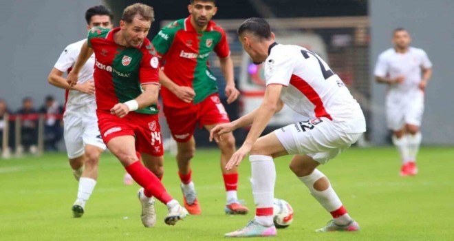 Uşak'ı deviren Karşıyaka liderliğini sürdürdü