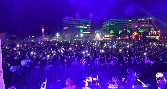 İzmirliler 2022’ye müzikle girdi