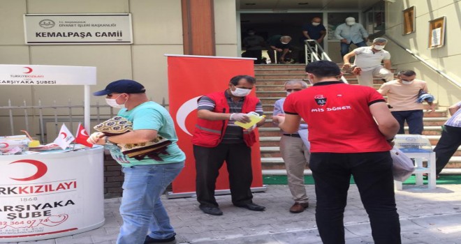 Kızılay Karşıyaka, Cuma namazı öncesi maske, el dezenfektanı ve kolonya dağıttı