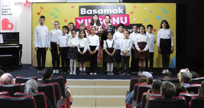 BASAMAK kursiyerleri yıl sonu gösterileriyle sahnede