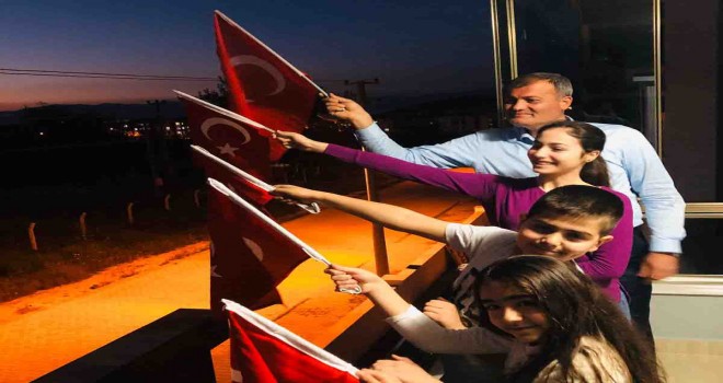 Tireliler Memleketim ve İzmir Marşı ile balkonlardaydı