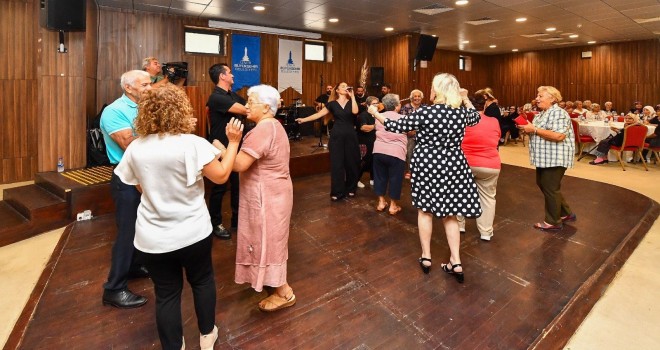 İzmir’de huzurevi sakinleri unutulmadı