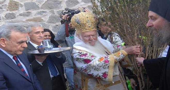 Fener Rum Patriği Karşıyaka’da cami bahçesine ağaç dikecek…