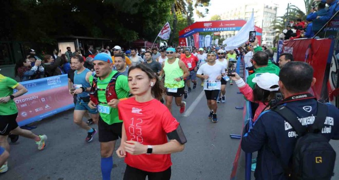 Maraton İzmir 100.yıl onuruna koşuldu