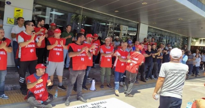 Karşıyaka Belediyesi'nde işçilerin eylemi devam ediyor