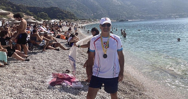 Bostanlısporlu yüzücü Ateş yine başardı