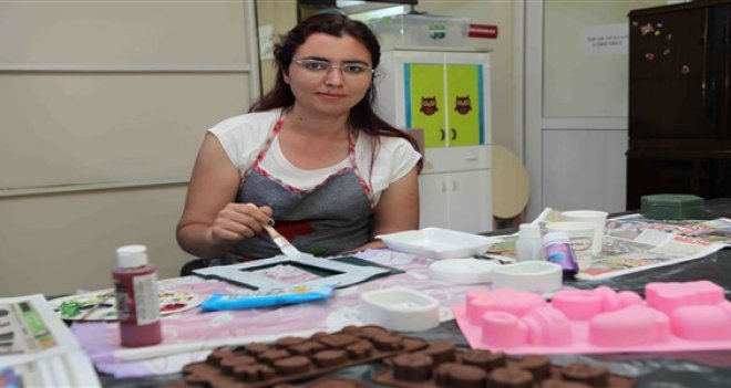 Fırça darbeleriyle hayata tutundu