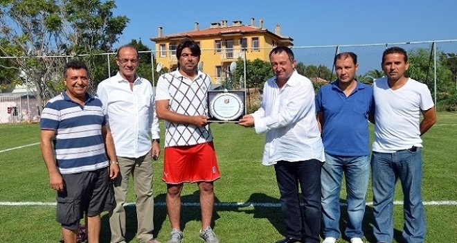 Foça Belediyesi'nden Karşıyaka'ya futbol sahası jesti...