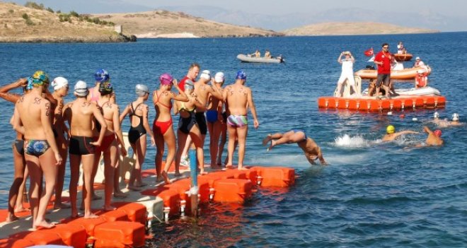 Foça'da kulaçlar yarıştı